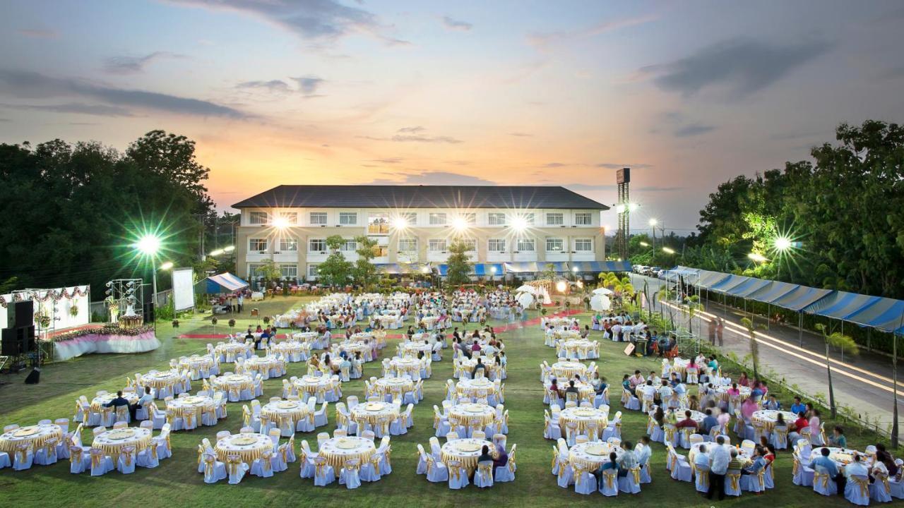 Araya Hotel Uttaradit Eksteriør billede